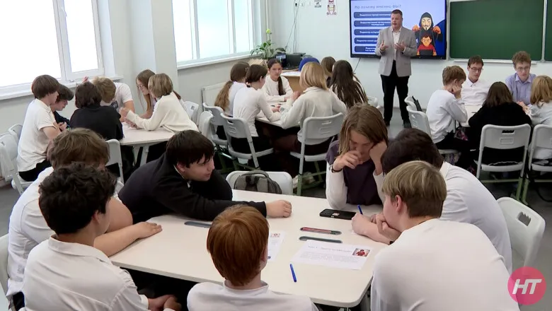 Новгородским школьникам напомнили, как действовать при вербовке в соцсетях