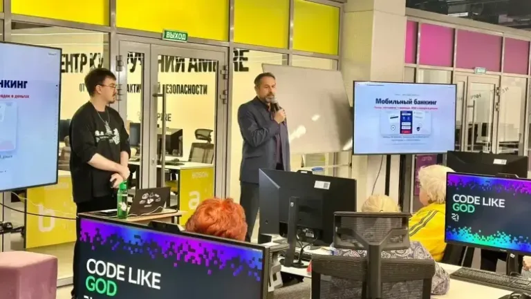 Пожилых новгородцев научили безопасно переводить деньги через смартфон